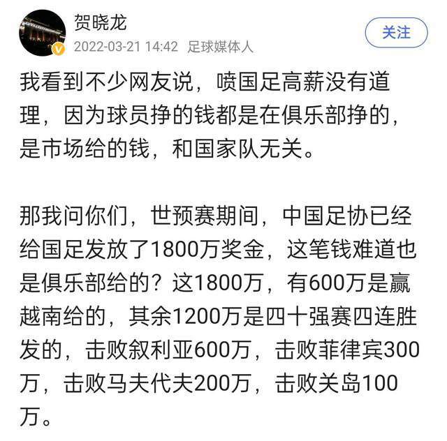 两张幕后照均为黑白，为画面的氛围增添了一丝别样的艺术感